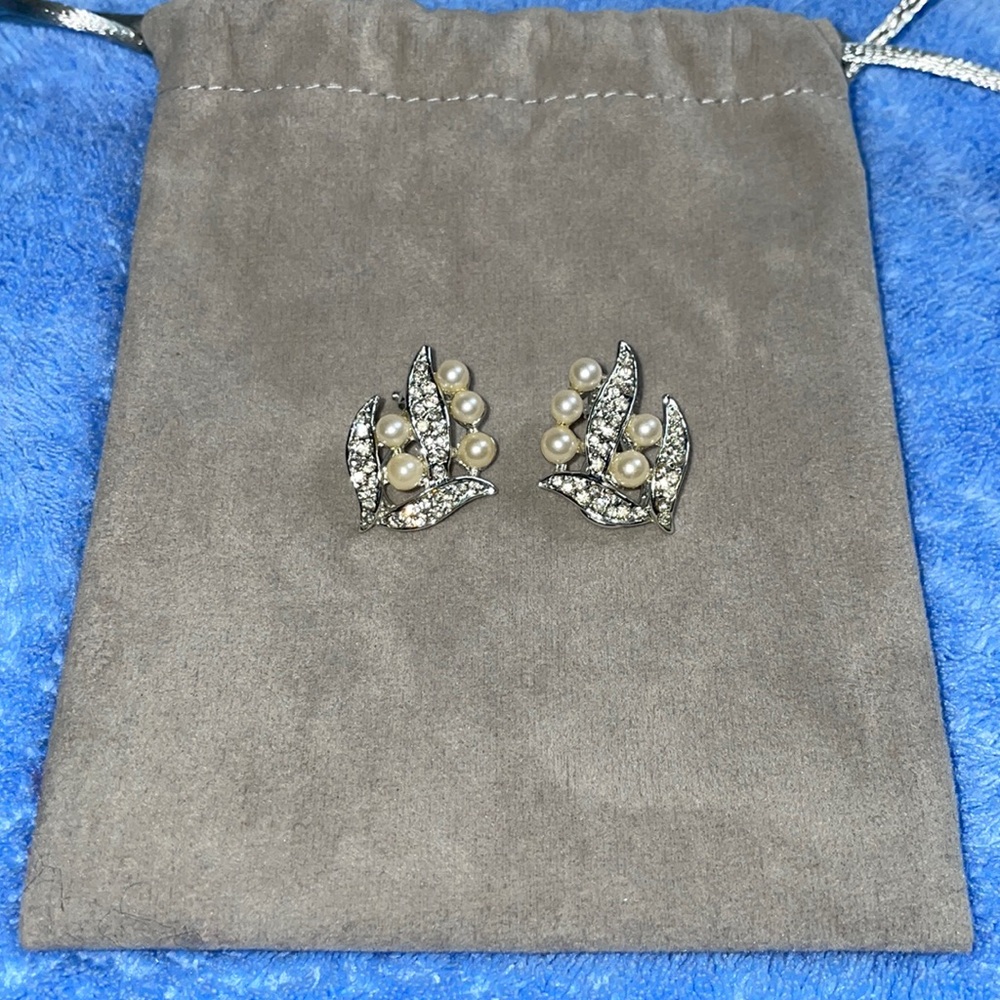 Vintage 1950’s Rhinestone & Faux-Pearl Clip on Earrings.